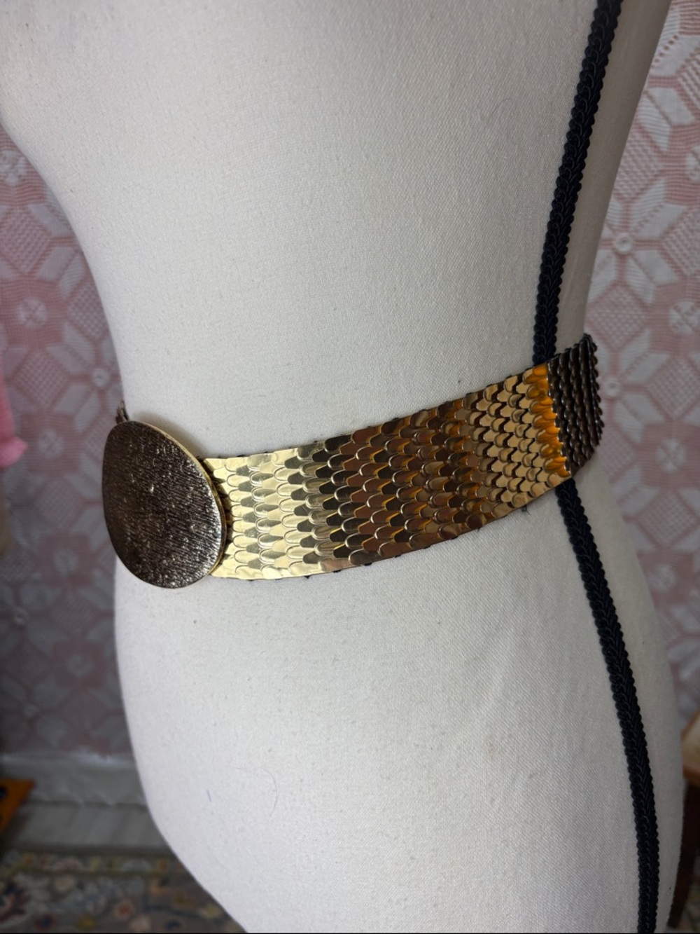 Vintage Gold Tone Stretch Belt Statement Oval Clasp - Picture 4 of 8